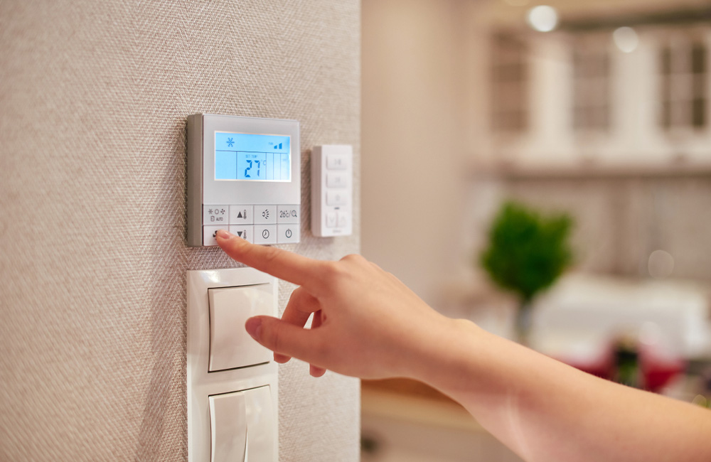 Lowering the thermostat cools rooms quicker